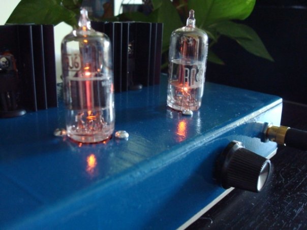 Hybrid tube/solid statement headphone amp